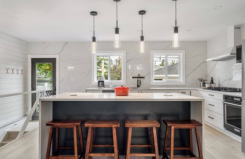 Haysboro House | InnerCity | 4 bed 3 bath | AC | Poker | Xbox | Backyard BBQ | LRT | shops & eats