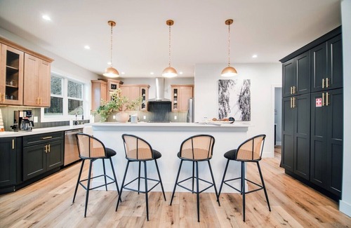 Boyne Falls House | Innsbruck Ski&Tee - Designer's Dream, Theater & Arcade & Shuffleboard & Hot Tub