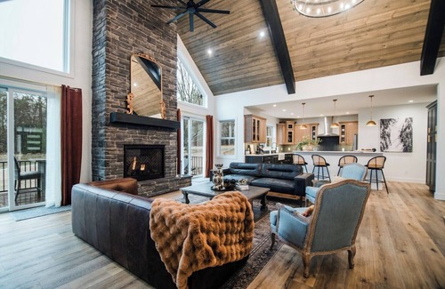Boyne Falls House | Innsbruck Ski&Tee - Designer's Dream, Theater & Arcade & Shuffleboard & Hot Tub