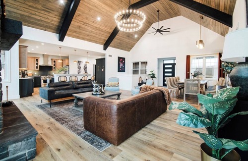 Boyne Falls House | Innsbruck Ski&Tee - Designer's Dream, Theater & Arcade & Shuffleboard & Hot Tub