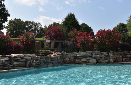 Camdenton Cottage | Inside the Premier Old Kinderhook Golf Resort, Pet Friendly and FREE Kayaking!