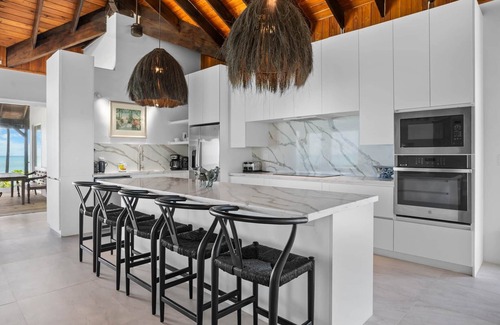 William's Town House | Inspiration Point, Newly Renovated, Heated Pool and Year-Round Sandy Beach