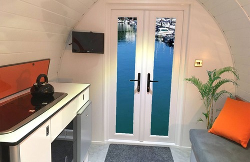 Brixham Boat Rental | INSPIRING VIEWS & PLACE WITH FREE PARKING BY BEACH