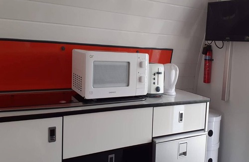 Brixham Boat Rental | INSPIRING VIEWS & PLACE WITH FREE PARKING BY BEACH