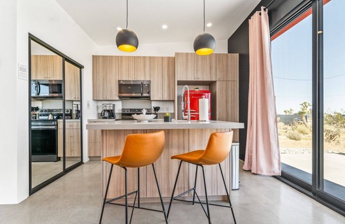 Yucca Valley House | Insta-worthy Mars Tiny Home~Cowboy Pool~ Hot Tub~ Fire Pit