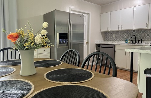 Gulfport House | InstaWorthy Spa Oasis ~ KING Adjustable Base Bed ~ 15Min to Beach