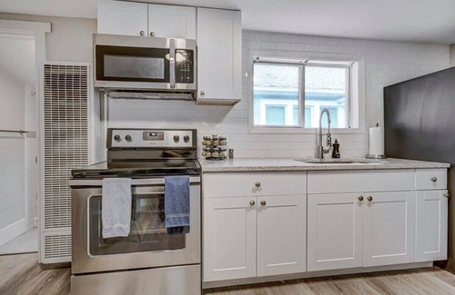 Central Colorado Springs House | Institute Charm! King Studio w/Kitchen & Smart TV