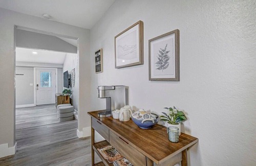 Central Colorado Springs House | Institute Charm! King Studio w/Kitchen & Smart TV