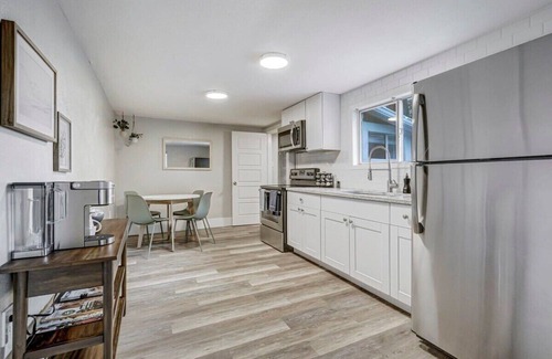 Central Colorado Springs House | Institute Charm! King Studio w/Kitchen & Smart TV