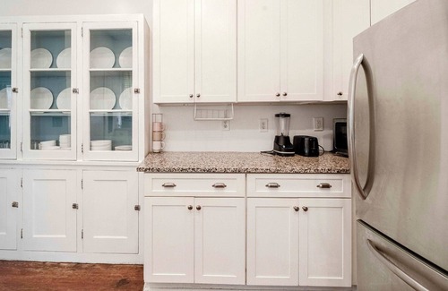 Summerville House | Insurance 5 Bdrms 2 Kitchens 2 Laundry Fenced In Yard & More - Big Bungalow