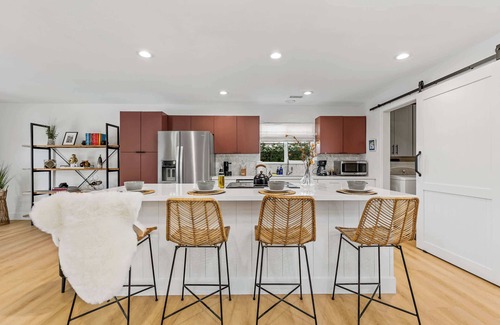 Shadow Mountain House | Int Designed | Single Level | Hottub | 5min to DT