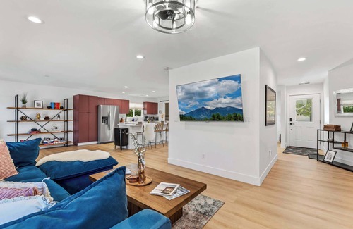 Shadow Mountain House | Int Designed | Single Level | Hottub | 5min to DT