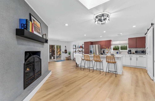 Shadow Mountain House | Int Designed | Single Level | Hottub | 5min to DT