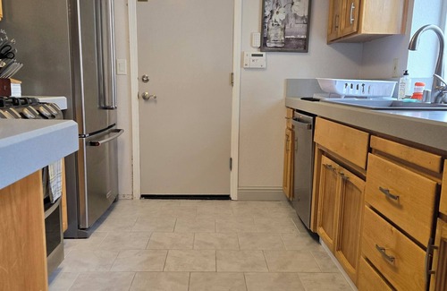 Valley Oak Cottage | Intimate 2-bedroom cottage with WiFi, AC in awesome Elk Grove