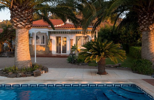 Sayalonga House | Intimate villa sea/mountain view 40 m² pool palm trees free WiFi AC heating sauna fireplace