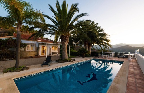 Sayalonga House | Intimate villa sea/mountain view 40 m² pool palm trees free WiFi AC heating sauna fireplace