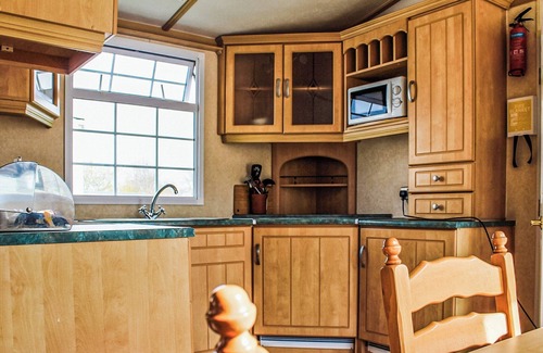 New Romney House | Introducing the Carnaby Roxburgh, a 2-bedroom caravan designed to comfortably sleep up to 4 guests.