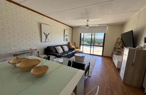 Kingscote Apartment | Investigator Beach Breeze Apartments U2