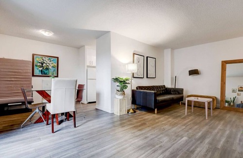 Chinatown Apartment | Inviting 1BR on Rene-Levesque