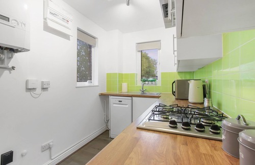 Two Mile Ash House | Inviting 2-Bed House in Milton Keynes - Netflix