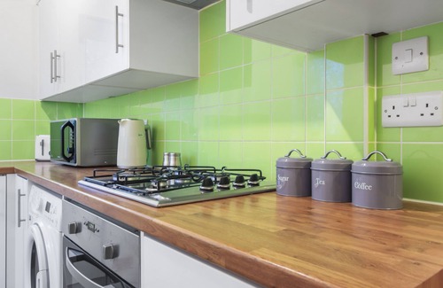 Two Mile Ash House | Inviting 2-Bed House in Milton Keynes - Netflix
