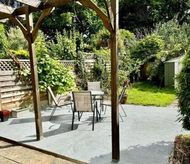 Runnymede House | Inviting 4-Bed House near Heathrow w Fireplace