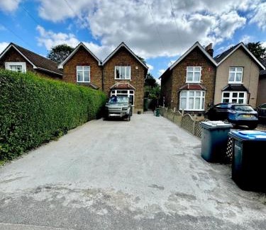 Runnymede House | Inviting 4-Bed House near Heathrow w Fireplace