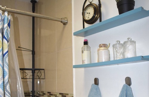 Lancaster House | Inviting Comfy Home Sleeps 8 Gated Pool 5 TVs