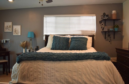Lancaster House | Inviting Comfy Home Sleeps 8 Gated Pool 5 TVs