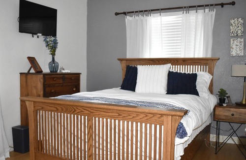 Lancaster House | Inviting Comfy Home Sleeps 8 Gated Pool 5 TVs