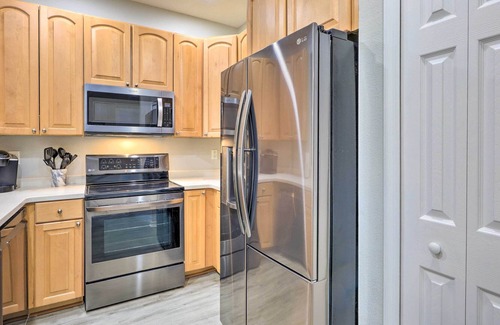 Bee Ridge Condo | Inviting Condo w/ Lanai - 8 Mi to Siesta Key!