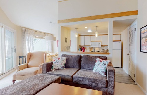 Warren Condo | Inviting condo with skiing, mountain view, full kitchen, & balcony