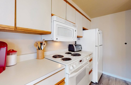 Warren Condo | Inviting condo with skiing, mountain view, full kitchen, & balcony