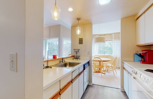Warren Condo | Inviting condo with skiing, mountain view, full kitchen, & balcony