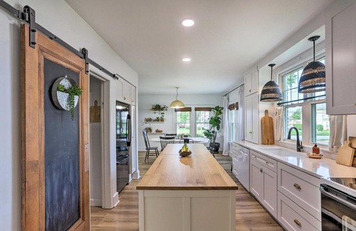Apple Creek House | Inviting Home with Pergola Near Amish Country!