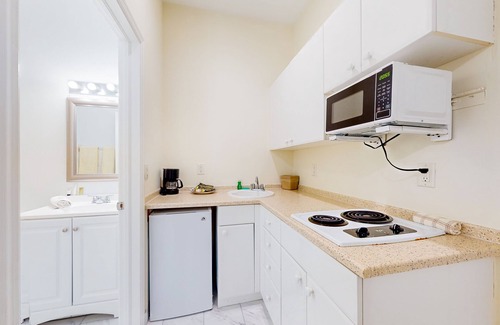Naples House | Inviting hotel-style studio with game room, pool, gym, sauna, tennis, basketball
