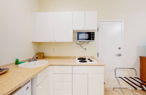 Naples House | Inviting hotel-style studio with game room, pool, gym, sauna, tennis, basketball