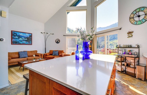 Maple Grove House | Inviting Lake Sutherland Home: Kayaks + View!