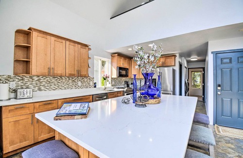 Maple Grove House | Inviting Lake Sutherland Home: Kayaks + View!