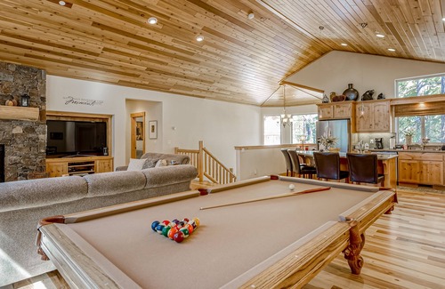 Tahoe Paradise House | Inviting spacious home with fireplace, deck, hot tub, full kitchen, & W/D