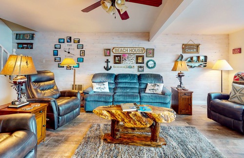 Belfair House | Inviting waterfront home with fast WiFi, full kitchen, & W/D