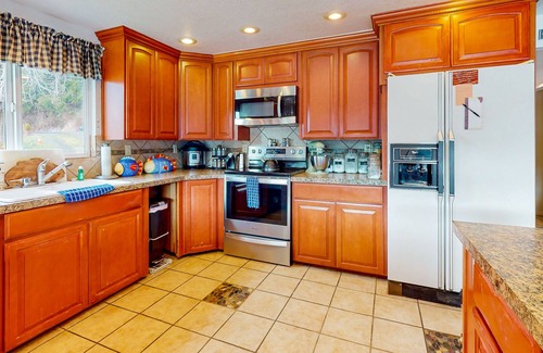 Belfair House | Inviting waterfront home with fast WiFi, full kitchen, & W/D
