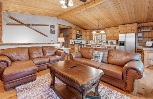 Sugarloaf Cabin | "Inyo Treehouse" w/King Bed, Hot Tub, Games, & Pac Man