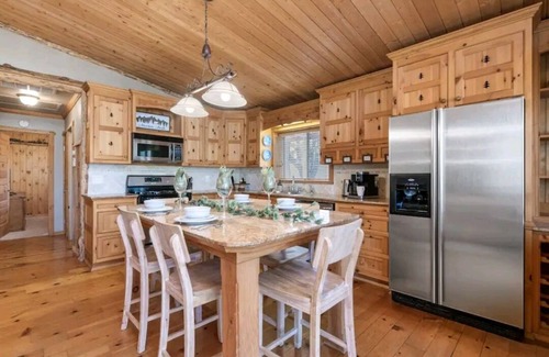 Sugarloaf Cabin | "Inyo Treehouse" w/King Bed, Hot Tub, Games, & Pac Man