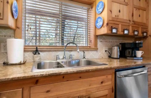 Sugarloaf Cabin | "Inyo Treehouse" w/King Bed, Hot Tub, Games, & Pac Man