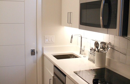 Mount Pleasant Apartment | Ion spacious above garage apartment in quiet neighborhood. High ceilings!