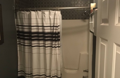 Milford Bed & Breakfast | Iona Inn 1st floor bedroom with 1 double bed and private bathroom