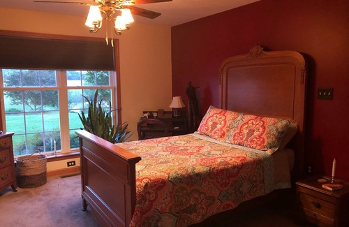 Milford Bed & Breakfast | Iona Inn 1st floor bedroom with 1 double bed and private bathroom