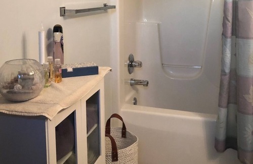 Milford Bed & Breakfast | Iona Stables and Inn 2nd floor guest room with private bathroom