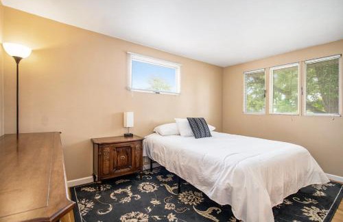 South Bend House | Irish Retreat l 4 BR 2 Miles from Campus l BBQ Foosball